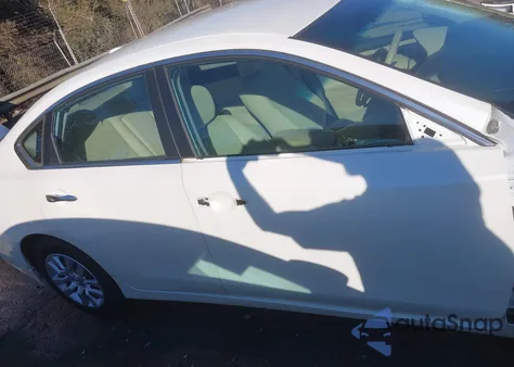 2015 Nissan Altima 2.5 S z USA, uszkodzony, nr VIN 1N4AL3AP9FC279096